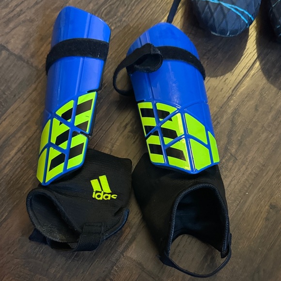 Navy Blue Soccer ⚽️ Cleats with Patterned Design and shin guards - Picture 7 of 8